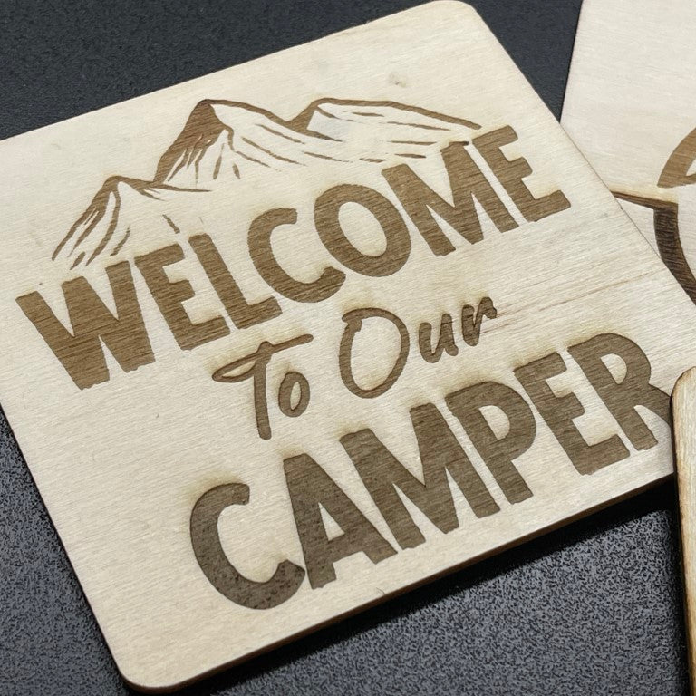 Set van 4 houten onderzetters met tekst (10x10cm)