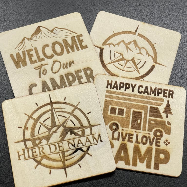 Set van 4 houten onderzetters met tekst (10x10cm)