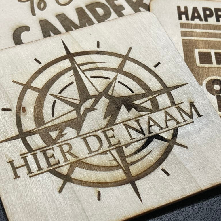 Set van 4 houten onderzetters met tekst (10x10cm)
