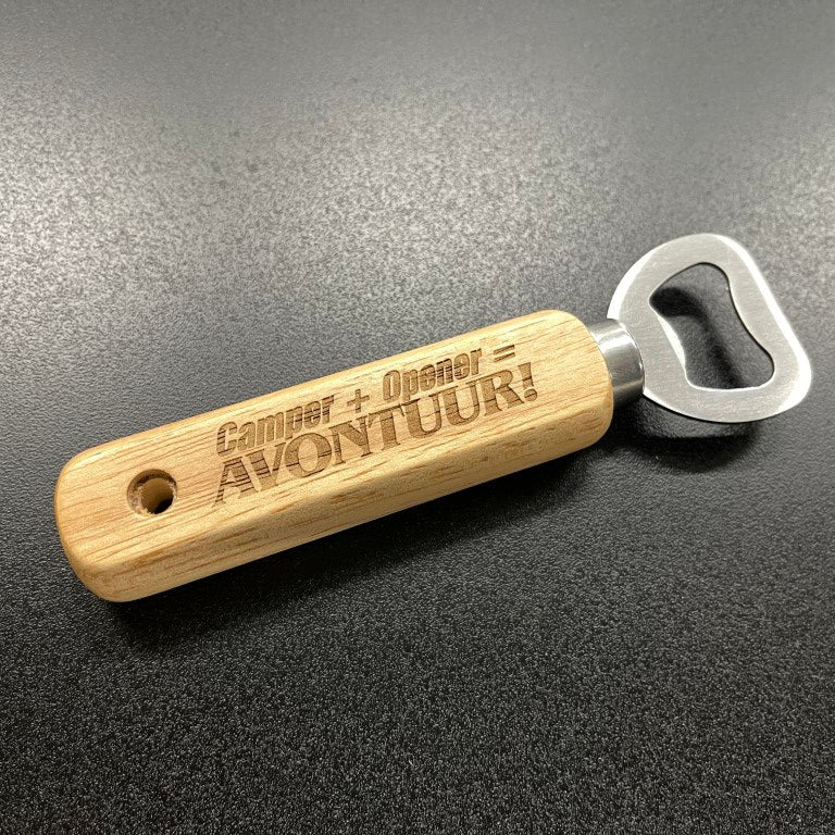 Houten flessenopener met tekst “Avontuur”