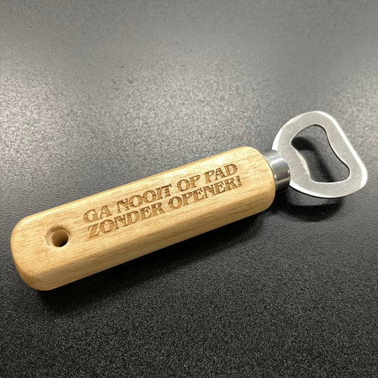 Houten flessenopener met tekst "Ga nooit"